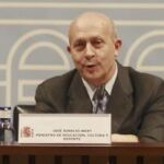 De izquierda a derecha, el presidente de la Unión de Criadores de Toros de Lidia, Carlos Núñez, el ministro de Educación, Cultura y Deporte, José Ignacio Wert y el torero Enrique Ponce durante la reunión de la Comisión Nacional de Asuntos Taurinos de hoy