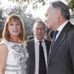 Gloria Lomana junto a Antonio María Álvarez-Buylla y Juan Carlos Estévez-Novoa