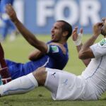 Suárez y Chiellini instantes después del mordisco.