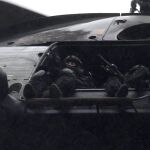 Un helicóptero del Ejército francés sobrevuela una zona industrial en Dammartin-en-Goele.
