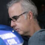 Alfonso Basterra a su salida el pasado 30 de diciembre de su domicilio en la capital gallega acompañada por agentes de la Guardia Civil tras realizar un registro.