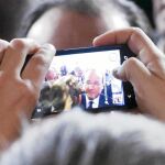 EN EL OBJETIVO.El presidente Hollande, ayer en Tulle, acapara titulares por sus amoríos no por sus políticas