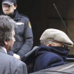El exinspector Juan Antonio González Pacheco, "Billy el Niño"(d), a la salida de la Audiencia Nacional