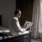 El marido de Asia Bibi contempla el retrato de su esposa, para la que los radicales piden la horca
