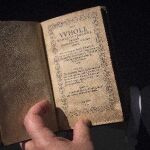El primer libro impreso en EE UU se vende por 14,16 millones