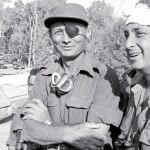 Ariel Sharon, en 1973, con la cabeza vendada por una herida de guerra, junto a Moshe Dayan