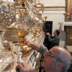 La Hermandad de «El Pobre» seguía acicalando los pasos que procesionarán el Jueves Santo