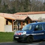 Una patrulla de la Gendarmería junto a la casa en la que fueron localizados los cuerpos