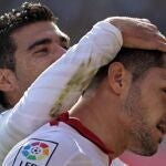 Jose Antonio Reyes (i), del Sevilla, felicita a su compañero Victor Machín tras marcar el primer gol ante el Getafe