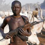 Un dinka con un kalashnikov en Sudán del Sur | Fotografía de archivo