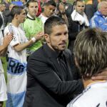 El entrenador argentino del Atlético de Madrid Diego Simeone felicita a los jugadores del Real Madrid