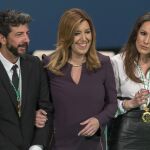La presidenta de la Junta de Andalucía, Susana Díaz (c), con el cineasta sevillano Alberto Rodríguez, nombrado Hijo Predilecto, y la cantante Malú (d), distinguida con la Medalla de Andalucía con motivo de la celebración hoy en el Teatro de La Maestranza de Sevilla del Día de la Comunidad