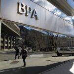 La sede del gobierno de Andorra reflejada en la fachada de la sede principal de Banca Privada de Andorra (BPA)