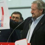 Willy Meyer, cabeza de lista de IU a las elecciones europeas, muestra un gráfico con el crecimiento de su partido en estas elecciones.