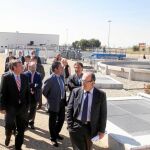 El consejero Antonio Silván visita, junto a Jesús Julio Carnero, entre otros, la depuradora de Viana de Cega