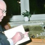 Camilo José Cela junto a su mujer, Marina Castaño, durante la presentación del libro «La Rosa», en 2001