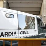Un furgón de la Guardia Civil sale de una Audiencia Provincial