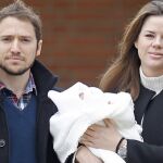 El cantante Manuel martos y Amelia Bono durante la presentación de su hijo Gonzalo.