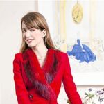 Vega con un abrigo rojo de Thom Browne