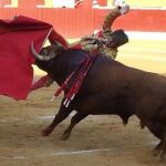 Momento de la cogida al entrar a matar