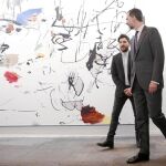 Recorrido Real. Los Reyes escucharon las explicaciones del artista Secundino Hernández