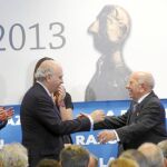 Victorino Martín Andrés recibe el galardón de manos del ministro del Interior, Jorge Fernández Díaz, ante la mirada de Alfonso Ussía