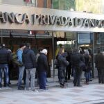 Las oficinas de BPA registraron ayer grandes colas de clientes que quisieron sacar dinero de los cajeros.