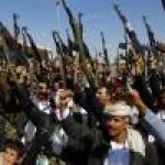 Afines al movimiento rebelde chií de los hutíes levantan sus armas y corean eslóganes para mostrar su apoyo a dicho movimiento