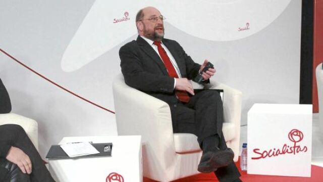 Elena Valenciano, ayer en Bilbao, junto a Martin Schulz y Patxi López