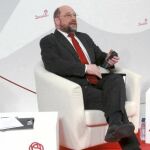 Elena Valenciano, ayer en Bilbao, junto a Martin Schulz y Patxi López