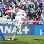 Jesé remata entre Lisandro y Valera en lo que fue el primer gol del Real Madrid en el Coliseum Alfonso Pérez