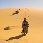 ÉPICA DE UN VIAJE. El filme narra el viaje de Rob Cole, interpretado por Tom Payne, a Oriente