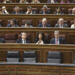 La vicepresidenta del Gobierno, Soraya Sáenz de Santamaría (d), hoy en el Congreso de los Diputados