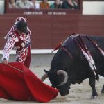 Derechazo del arnedano Diego Urdiales al segundo de la tarde, ayer, en Las Ventas