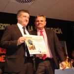 Hirukide Pablo Jesús Larrabide Bilbao luciendo el Diploma que le entregó el alcalde de Majadahonda Narciso Foxá