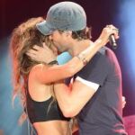 Enrique Iglesias y Nicole Scherzing, en un concierto en Malta.