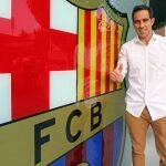 Claudio Bravo junto al escudo de su nuevo equipo, en la imagen publicada por el FC Barcelona