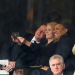 La entonces primera ministra danesa Helle Thorning Schmidt junto al ex presidente de EE UU, Barack Obama, y el ex "premier", David Cameron, durante el funeral de Estado por Nelson Mandela en 2013.