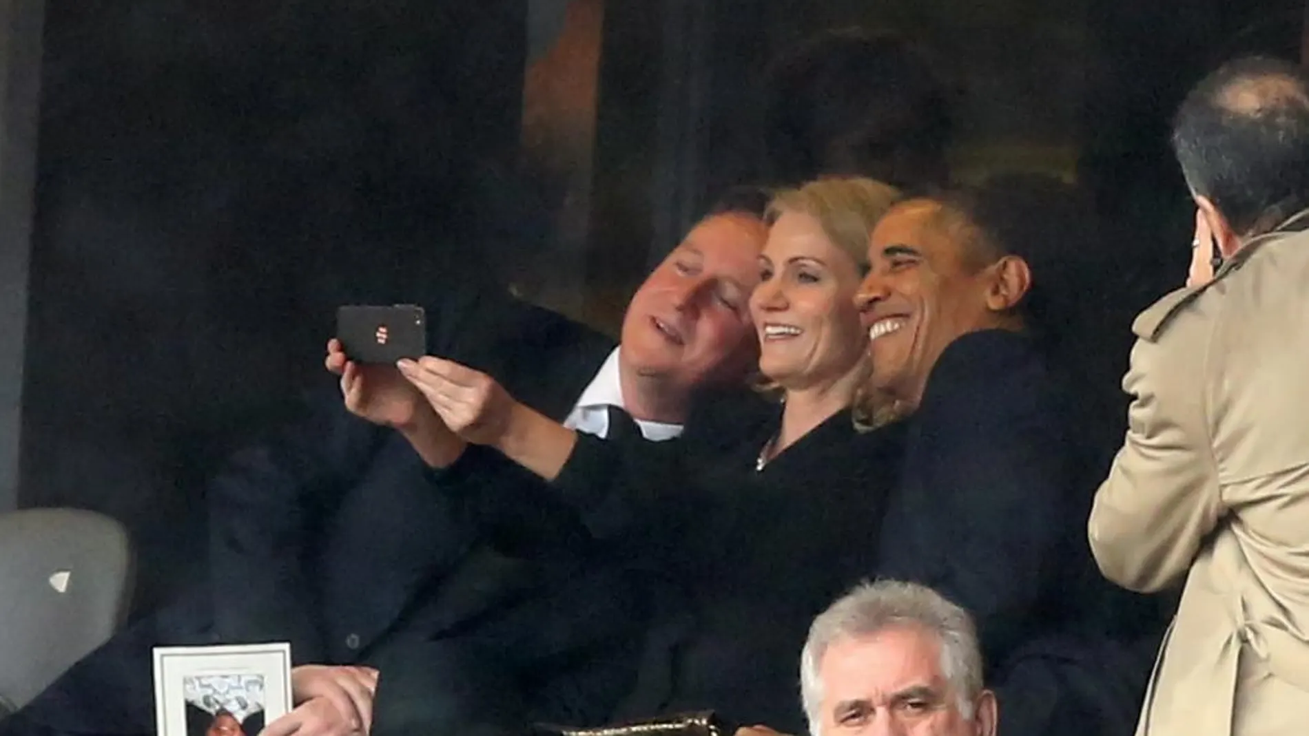 La entonces primera ministra danesa Helle Thorning Schmidt junto al ex presidente de EE UU, Barack Obama, y el ex "premier", David Cameron, durante el funeral de Estado por Nelson Mandela en 2013.
