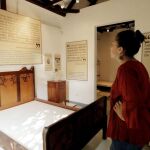 Una mujer visita la casa museo del escritor escritor colombiano y premio Nobel de literatura, Gabriel García Márquez, en Aracataca, norte de Colombia.