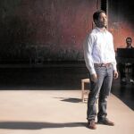 Jared McNeill, en el centro, entre otros actores del montaje de Théâtre des Bouffes du Nord