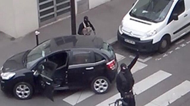 Los hermanos Kouachi tras el atentado