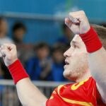 Víctor Tomás celebra uno de los ocho goles que marcó con la Selección de balonmano en el estreno del Mundial