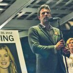 Ben Affleck, en una escena de la película. A la izda., David Fincher