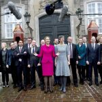 La primera ministra danesa, Helle Thorning-Schmidt, posa, ayer en Copenhague, con su nuevo Gobierno