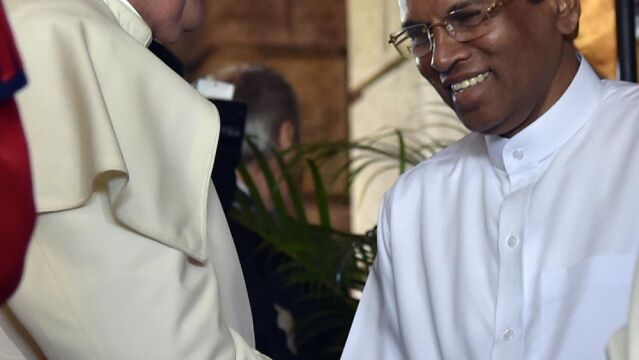 El Papa saluda al nuevo presidente electo de Sri Lanka, Maithripala Sirisena.