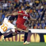 El defensa portugués del Valencia CF, Ricardo Costa, lucha el balón con el colombiano Carlos Bacca