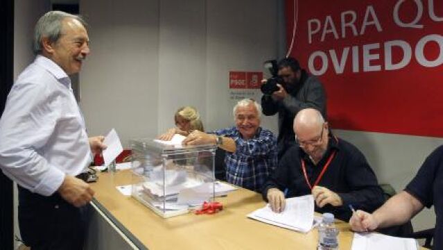 Wenceslao López (i), que disputa con Jorge García Monsalve en elecciones primarias quién aspirará a la alcaldía de Oviedo, vota esta mañana en la Agrupación Municipal Socialista de Oviedo (AMSO).