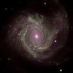 Imagen de Messier 61, una de las galaxias estudiadas. Superpuestos, están trazados los anillos de ondas obtenidos en esta galaxia