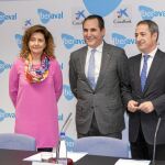 El presidente de Iberaval, José Rolando Álvarez, con la viceconsejera Begoña Hernández y José Manuel Bilbao